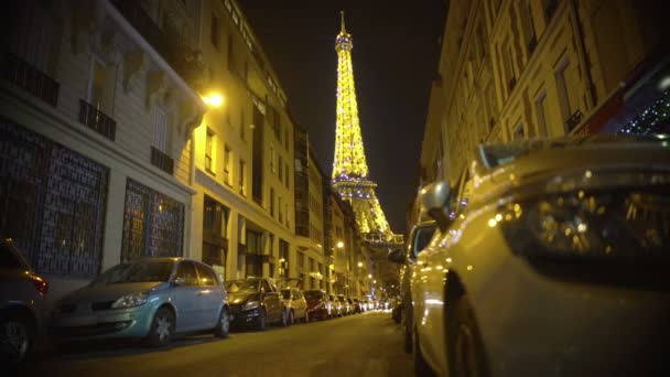 Eiffeltoren sprankelend helder met miljoenen lampjes, romantische nacht in Parijs — Stockvideo