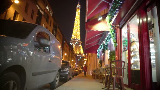 Iluminación chispeante en la Torre Eiffel, bonita cafetería callejera, Navidad en París — Vídeos de Stock