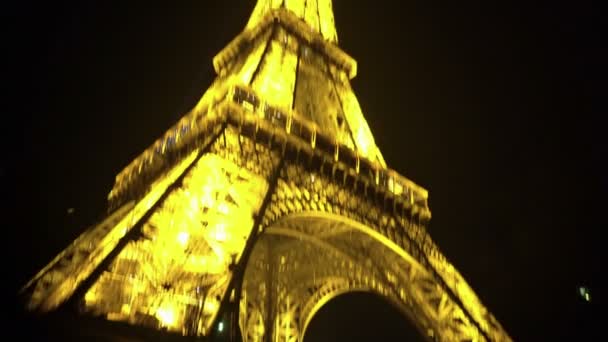 Sartén vertical de la Torre Eiffel, noche en París, construcción iluminada — Vídeo de stock