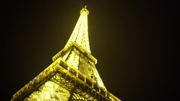 Tour Eiffel illuminé sur fond de ciel nocturne, symbole romantique — Video