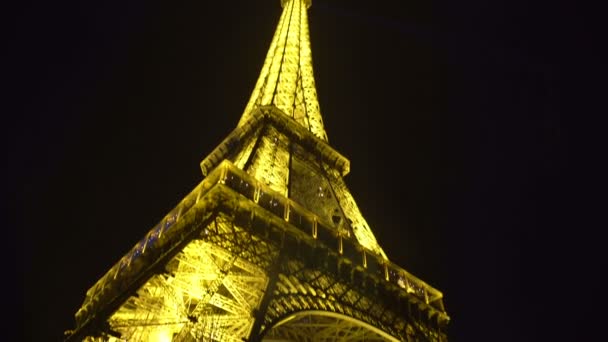 Gran construcción de hierro de la Torre Eiffel brillando con luces en la noche París — Vídeo de stock