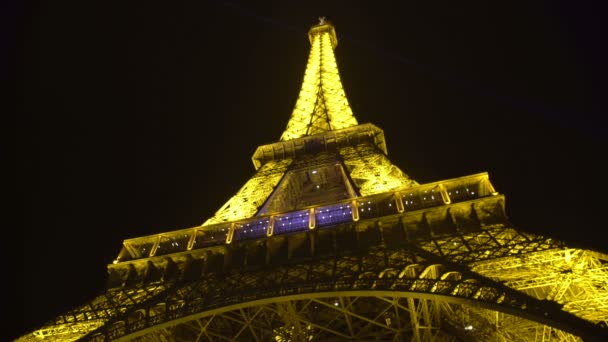 La construcción de la Torre Eiffel comienza a brillar con muchas luces en la noche París — Vídeo de stock