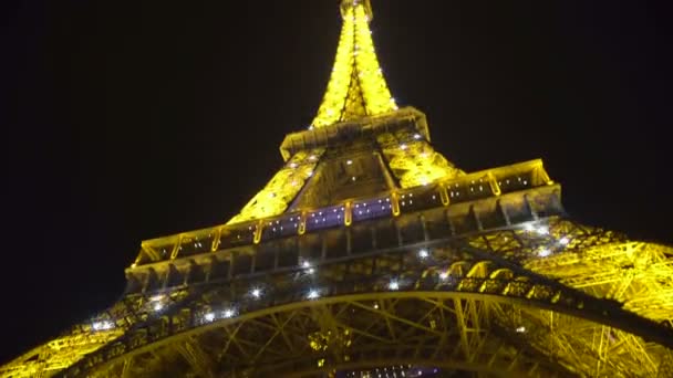 Majestueuse construction en fer de la Tour Eiffel scintillante avec un éclairage lumineux — Video