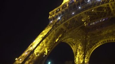 Aşağıdan, Eyfel Kulesi ile ilgilenen kişi Paris, Fransa'da ünlü görüş gezisi