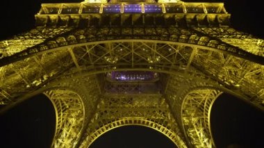 Eyfel Kulesi Paris, popüler turistik altındaki kare kalabalık