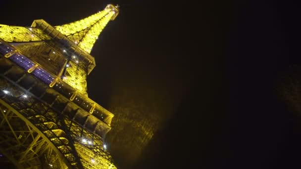 Karanlık gece gökyüzüne, Fransa'nın romantik sembolü yükselen köpüklü Eyfel Kulesi — Stok video