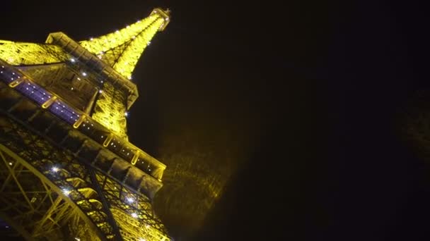 Torre Eiffel iluminada centelleante por la noche, atracción turística, vista desde abajo — Vídeo de stock