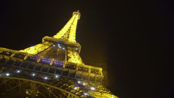 Natt syn på belysta Eiffeltornet, kameran rör sig som om att dansa till musik — Stockvideo