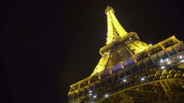 Noche romántica en París, Torre Eiffel iluminada brillando, viaje a Francia — Vídeo de stock