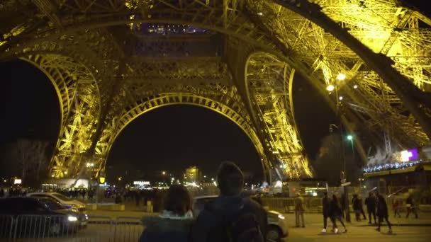 Paar verliefd kijken Eiffeltoren, genieten van het moment van geluk, slow-mo — Stockvideo