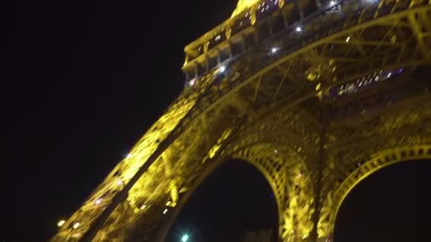 Persona que ve la Torre Eiffel desde abajo, viaje a París, famoso lugar de interés en Francia — Vídeo de stock