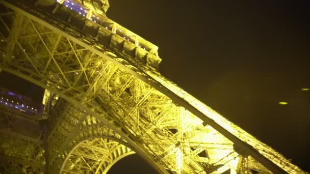 POV di persona in piedi al fondo della Torre Eiffel, la visualizzazione di vista ben nota a Parigi — Video Stock