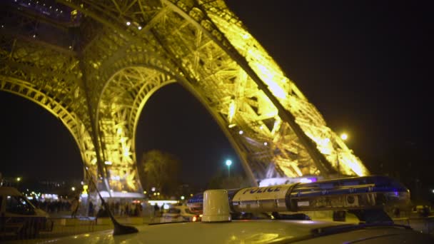 Politie wacht openbare orde in de buurt van Eiffel Tower, anti-terrorisme maatregelen in Europa — Stockvideo
