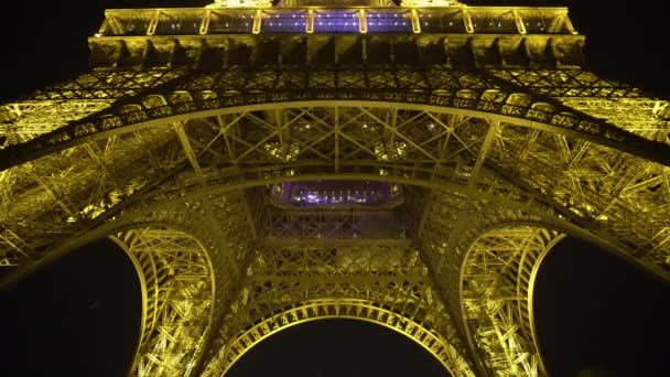 Plaza llena de gente en la parte inferior de la Torre Eiffel en París, popular atracción turística — Vídeo de stock