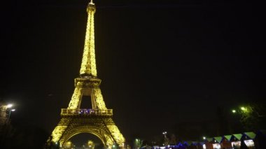 Noel Fuarı festival atmosferi Paris'te Eyfel Kulesi altındaki dekore edilmiş