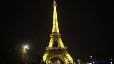 Gece görünümü görkemli Eyfel Kulesi ile parlak aydınlatma, Paris, Fransa