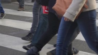 Kadınlar ve erkekler, yaya geçidi, gündüz, şehir hayatında yavaş hareket geçerken