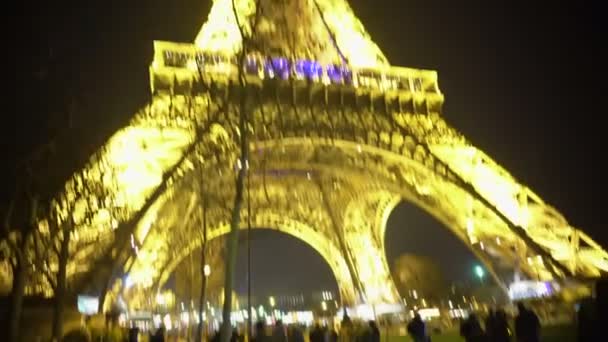 Turister som tittar på Eiffeltornet, älskar par i njuta vistelse i romantisk plats — Stockvideo