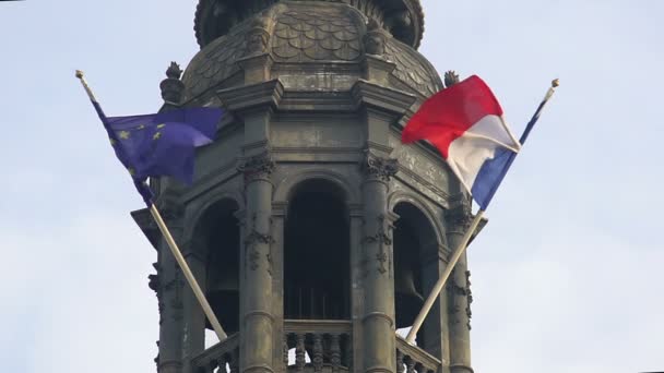 Twee vlaggen van de Eu en Frankrijk wuiven in de wind, vriendschap, patriottisme, toerisme — Stockvideo