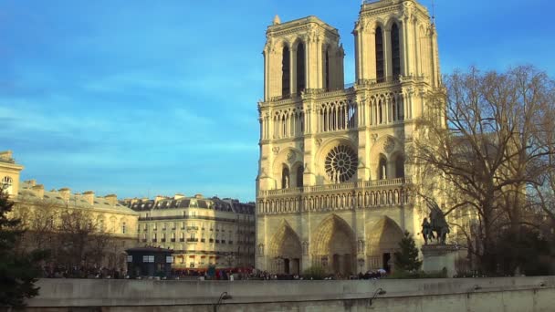 Középkori apátsági templom Basilica of Saint-Denis Párizsban, antik építészet — Stock videók
