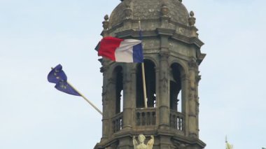 Fransa ve AB bayrakları rüzgarda sallayarak tarihi bina üzerine asılı