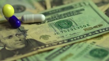 Dolar banknotları üzerine düşen haplar, pahalı ilaçlar, ilaç işi.