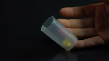 Hasta kişi bayıldı, el hap konteyner, hasta ölür sonra tıbbi hata bırakır.