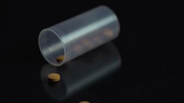 Hap konteyner düşerse, dökülme katta, etkin olmayan süresi dolmuş oral ilaç tablet