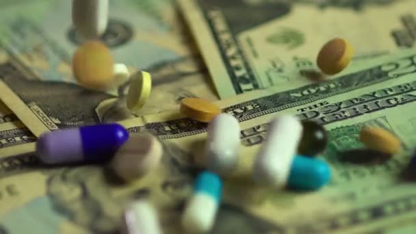 Kolorowe pigułki, tabletki i kapsułki, spadające na nas dolary, dział farmacji — Wideo stockowe