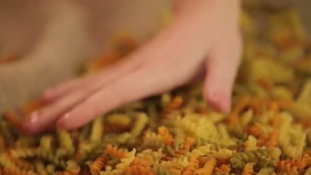 Έμπειρα χέρια που αγγίζουν τα ζυμαρικά ολικής αλέσεως φυσικά έγχρωμο, τον έλεγχο της ποιότητας των τροφίμων — Αρχείο Βίντεο