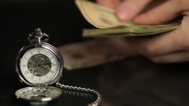 Handen tellen papiergeld, mechanisch horloge tonen tijd, budget plannen — Stockvideo