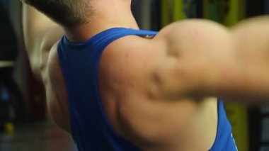 Genç adam kaslar, Bina açılan egzersiz, spor olarak yoğun çalışma yapmak