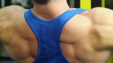Spor Salonu, kas sırt ve omuz açılan egzersiz yaparak güçlü vücut geliştirmeci