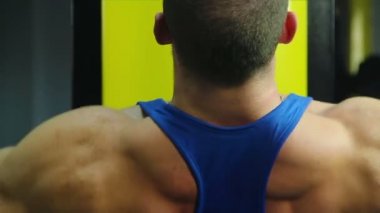 Güçlü kas adam açılan egzersiz, spor olarak etkin çalışma tamamlandıktan