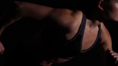 Start çizgisinde, mücadeleyle karşı karşıya için hazır pozisyonu alarak güçlü sportif Bayan