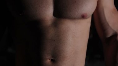 Erkek atlet gösteren kas gövde ve güçlü kollar, vücut geliştirmeci portre