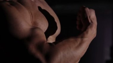 Büyük pazı, güçlü erkek kol closeup gösteren profesyonel vücut geliştirmeci