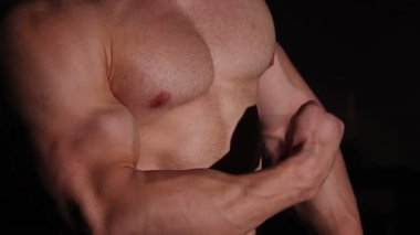 Güçlü erkeksi vücut, profesyonel vücut geliştirmeci büyük pazı övünme