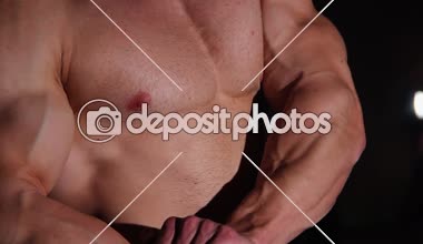 Profesyonel erkek vücut geliştirmeci büyük kaslar, ideal erkeksi vücut esneme