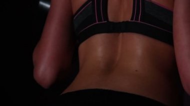 Dumbbell egzersizleri, ideal fit vücut yapıyor kadın atlet arka kas sıcak