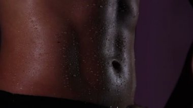 Mükemmel kadın bedeni baştan çıkarıcı ideal düz göbek, sağlıklı cilt üzerinde su damlaları ile