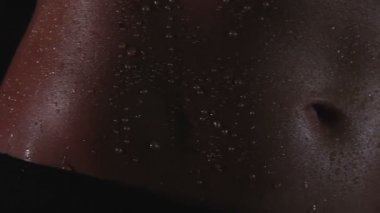 Kadının ıslak düz karın, tabaklanmış deri parıldayan, seksi kadın bedeni closeup