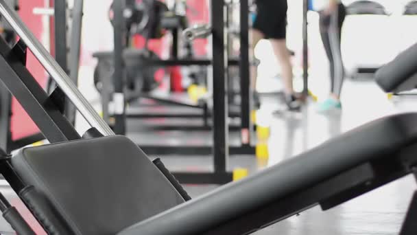 Gente haciendo ejercicio en el gimnasio, estilo de vida activo y saludable, ambiente de gimnasio — Vídeo de stock