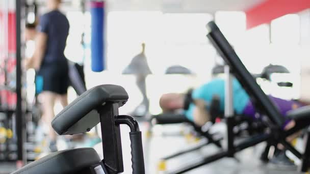 Έντονη άσκηση στο γυμναστήριο, ισχυρός άνδρας κάνει αλτήρα ασκήσεις, προπονητής κατάρτισης γυναίκα — Αρχείο Βίντεο