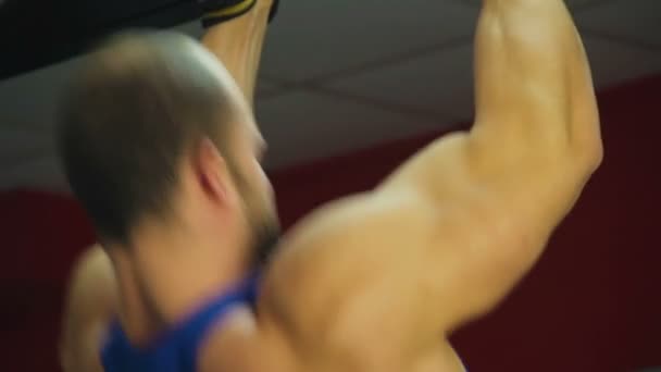 Starka muskulösa arm av manlig idrottsman göra pull-ups, träning innan tävlingen — Stockvideo