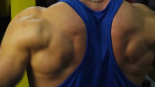 Arrière de l'homme musclé physiquement fort faisant de l'exercice au club de fitness, musculation — Video