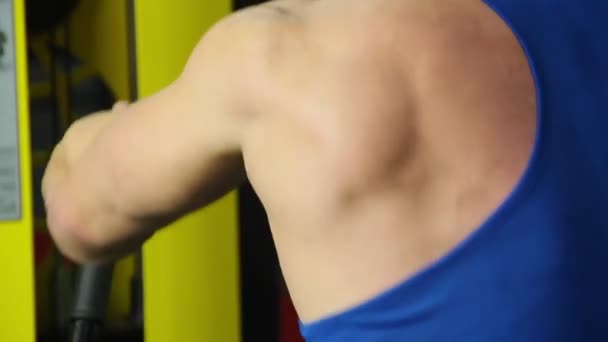 Gesunder Muskelsportler beim Brustdrücken, aktives Training im Fitnessstudio — Stockvideo