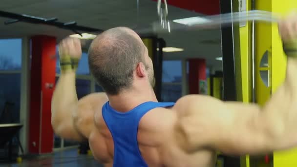 Starker männlicher Athlet, der hart arbeitet, um einen gesunden muskulösen Körper aufzubauen, aktives Training — Stockvideo