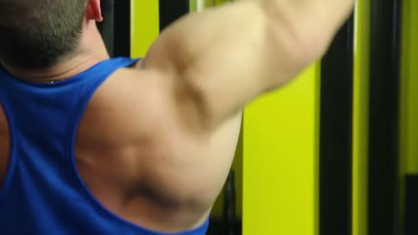 Uomo costruendo muscoli massicci, lavorando duramente in palestra, facendo esercizio pulldown — Video Stock