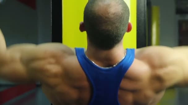 Professionele bodybuilder pulldown oefening doet, voorbereiden van competitie — Stockvideo